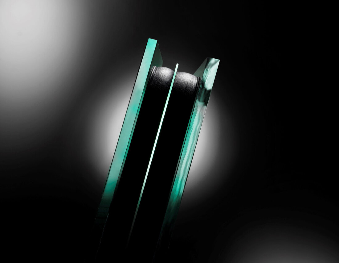 Das Thema "Dünnglas" stößt auf immer mehr Interesse, speziell für neue Anwendungen in der Architektur. Marc Everling hat den Stand der Technik recherchiert.