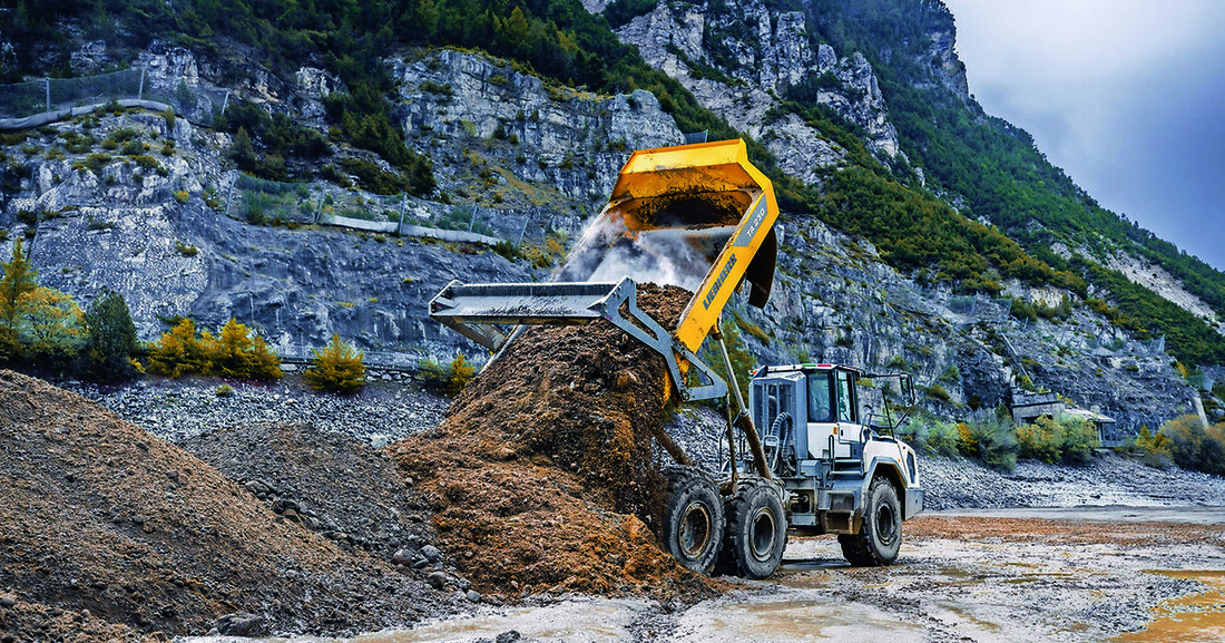 Knickgelenkte Muldenkipper – kurz Dumper. Die jüngsten Entwicklungen machen die Arbeitstiere noch effizienter und nachhaltiger.