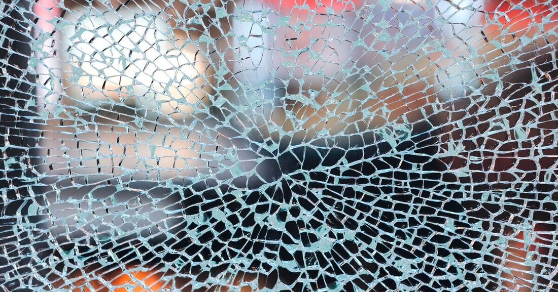 Risikobeurteilung für Vertikalverglasungen mit thermisch vorgespannten Einscheiben-Sicherheitsgläsern.