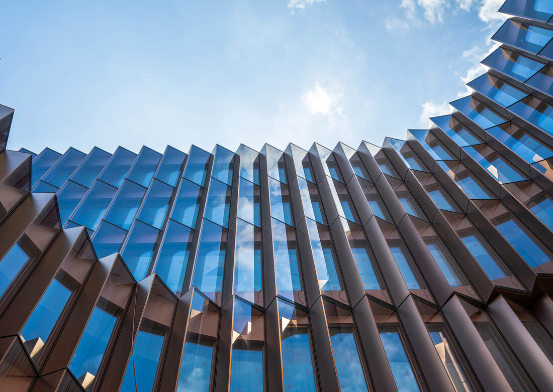 Das Skypark Business Center South am Luxemburger Flughafen Findel setzt mit seiner spektakulären Doppelfassade im Zickzack-Raster Zeichen in Sachen Optik und Energieeffizienz. 