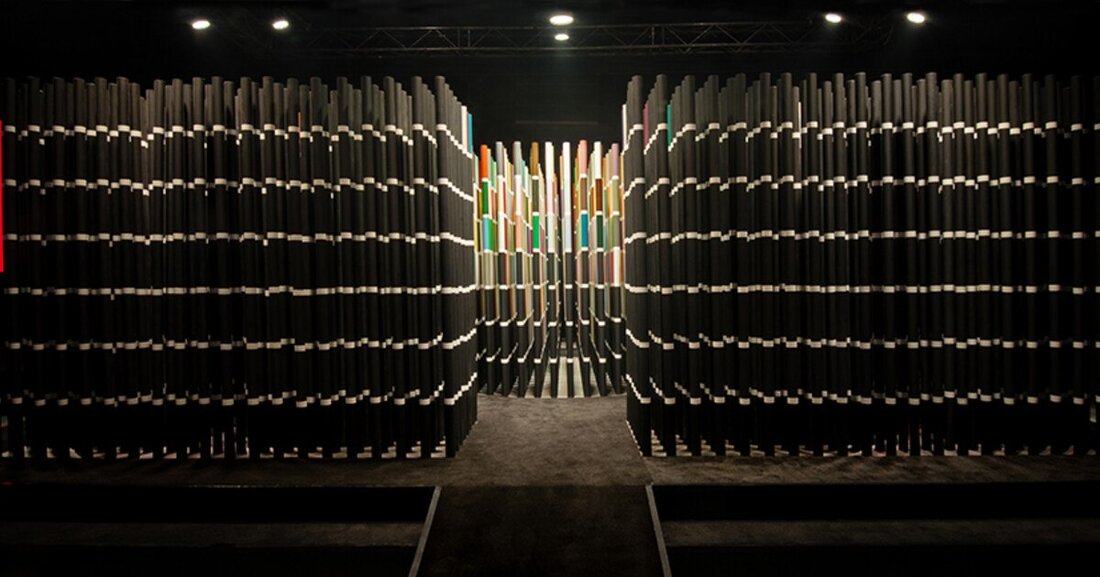 Suchi Reddy und Asian Paints präsentieren die Installation "Chromacosm" zur Einweihung der weltweit größten Farbbibliothek.