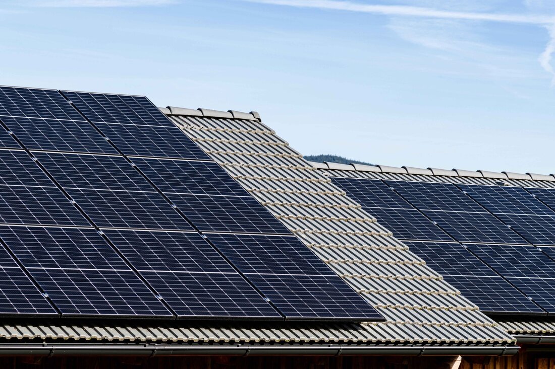 Die Montage von Photovoltaik-Anlagen ist technisch komplex und birgt Risiken – insbesondere an der sensiblen Schnittstelle zwischen Befestigung und Holzkonstruktion.