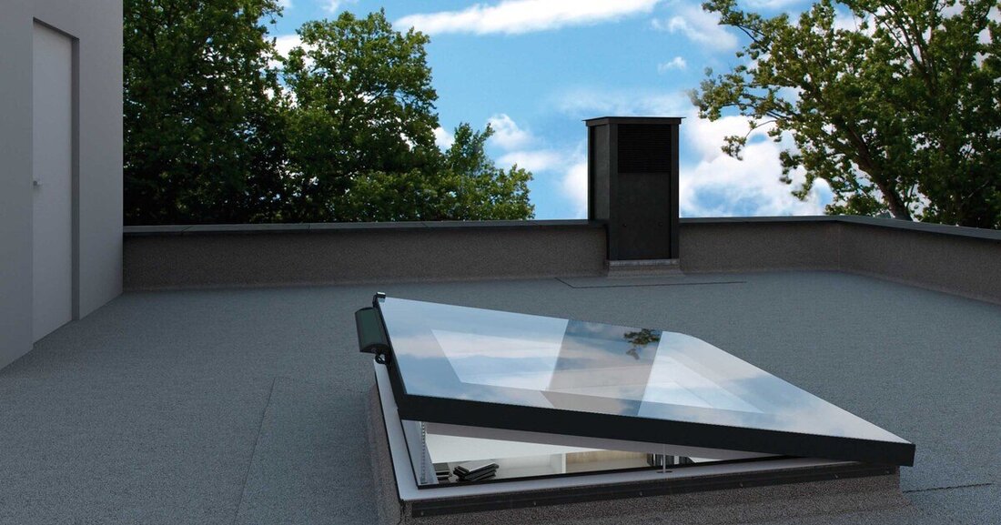 Das neue Flachdachfenster "DEF Solar" von Fakro ist energieautark, energieeffizient und bietet smarten Wohnkomfort.