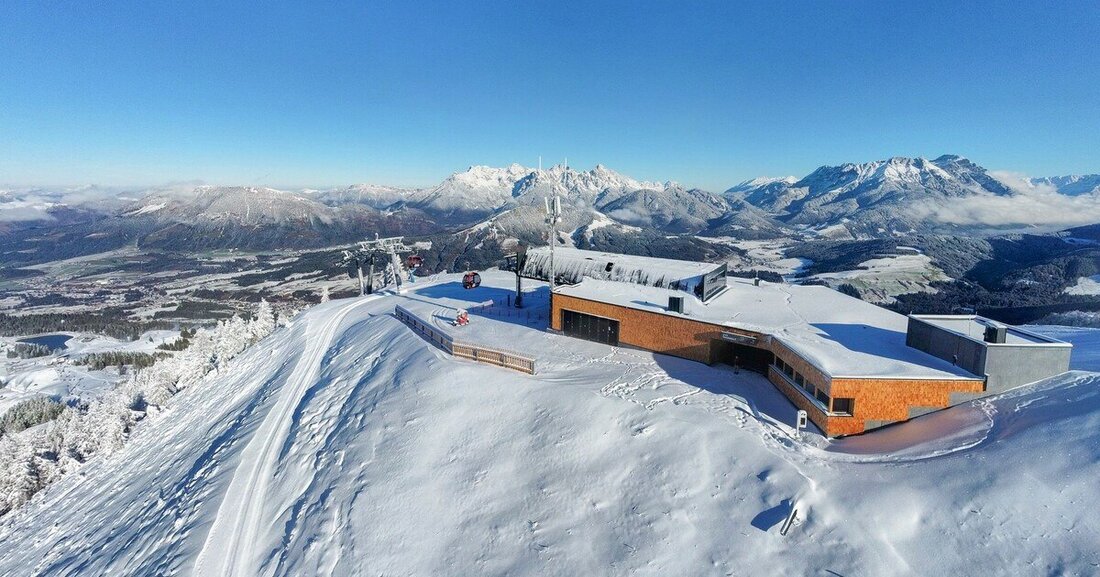 Zum Wintersaisonstart in Fieberbrunn überraschen die neuen Gondelstationen mit schönen und brandsicheren Holzflächen.