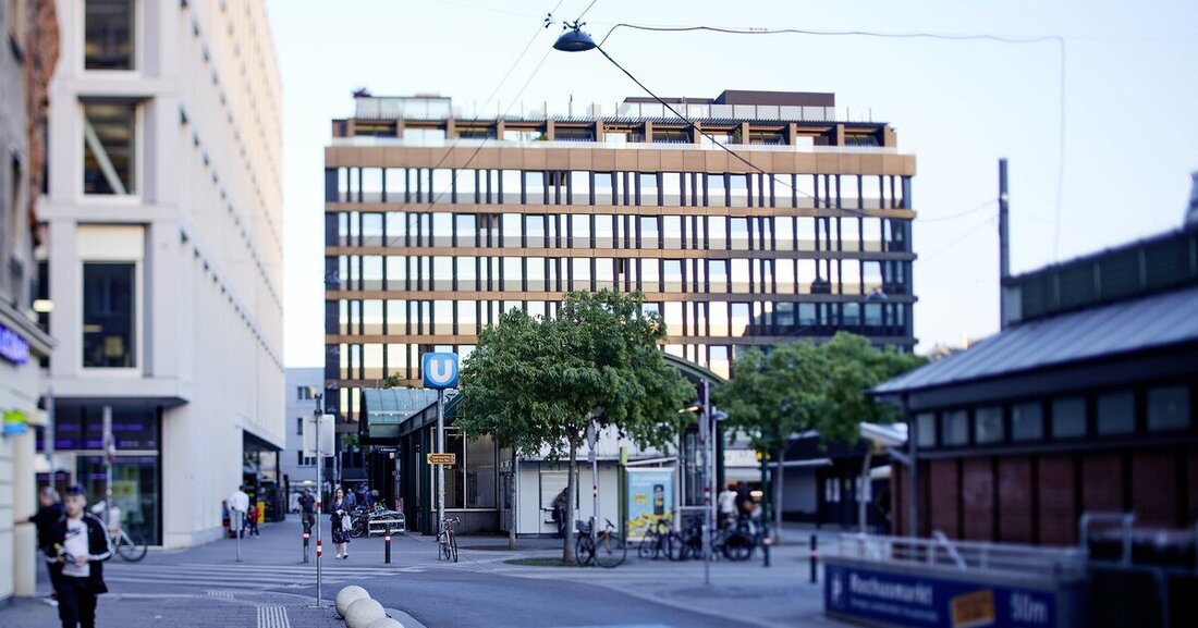 Verspiegelte Mehrscheiben-Isoliergläser verleihen dem Glas-Beton-Stahlbau "Fifty Five" einen besonderen Charme.