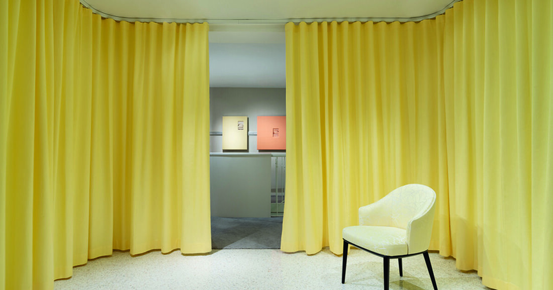 Für den Rubelli Showroom in Paris entwarfen Andrea Trimarchi und Simone Farresin Räumlichkeiten, die den Wert der Stoffe maximieren.