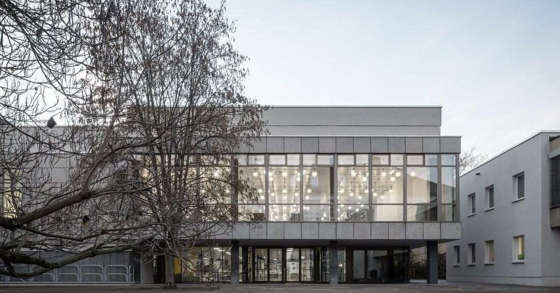 Bei der Sanierung der Weimarer Mensa am Park standen die Fassade und der Erhalt von Einbauten und Materialien im Fokus.