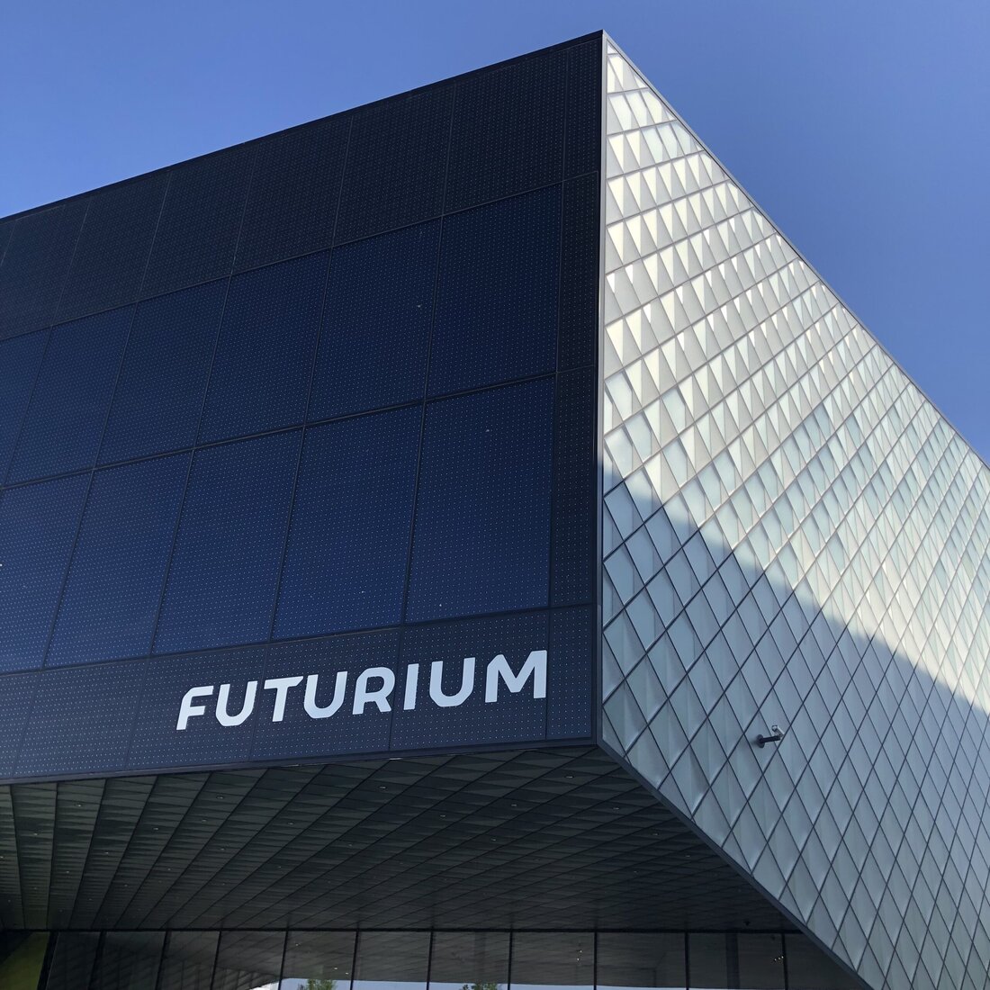 Das Futurium in Berlin hat mit der Installation der innovativen "Seen Elements" an seinen Glasflächen einen wichtigen Schritt für den Naturschutz getan.