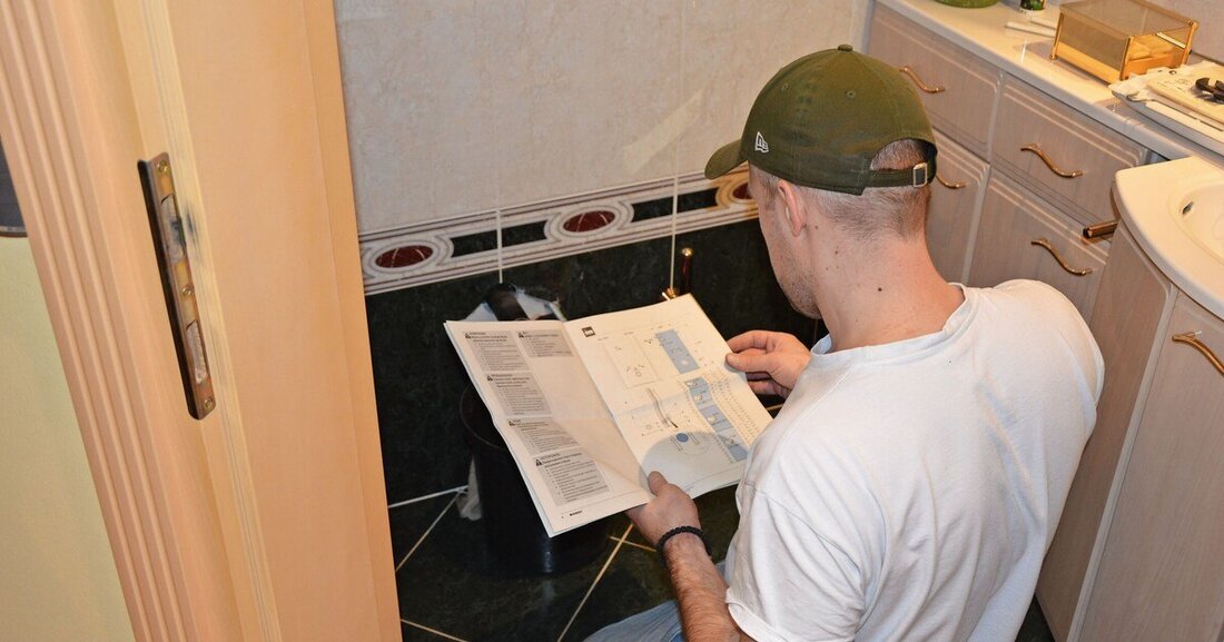 Beim Einbau des "Aquaclean Mera" von Geberit durften wir In­stallateur Michael Segulin über die Schultern blicken.