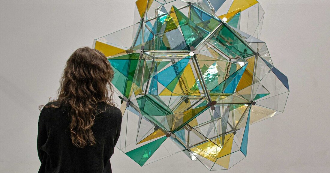 Polyhedra, eine Glas-Installation, ist das Siegerobjekt der Austrian Glastechnik Awards 2024 in der Kategorie Glaskunst.