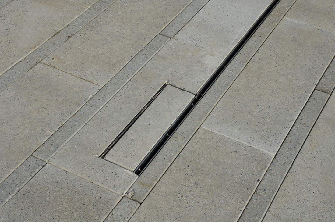 Das Entwässerungs- und Rohrleitungsunternehmen Aschl zeigt in einem neuen Video, wie seine Reinigungsdüse Schlitz- und Kombirinnen effizient und komfortabel säubert.