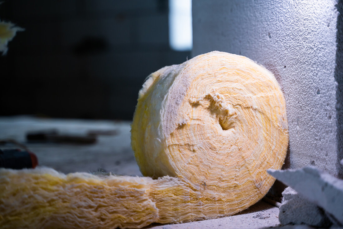 Grüne Zukunft: Der Dämmstoffhersteller Knauf Insulation investiert 30 Millionen Euro in eine neue Anlage in Ferndorf, die ab Ende 2026 Glas- und Steinwolle recyceln soll.