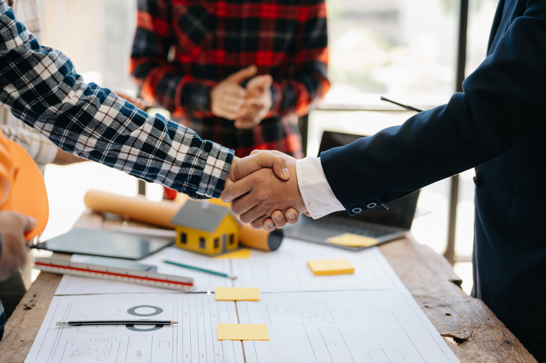 Die Bau-Sozialpartner vereinbaren einen Zweijahresabschluss: Plus 2,7 Prozent für 2025 sowie die Steigerung des VPI im laufenden Jahr (ohne einen weiteren Aufschlag) für 2026. Weitere Änderungen betreffen u.a. das Taggeld.