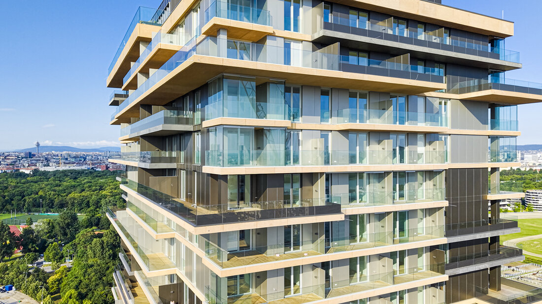 Die Wohnanlage "Grünblick" vereint Nachhaltigkeit, gehobene Wohnqualität und innovative Technik. Wellness und Restaurant auf dem Dach sowie ein eigens angepasstes Glasgeländer setzen neue Maßstäbe für urbanes Bauen.