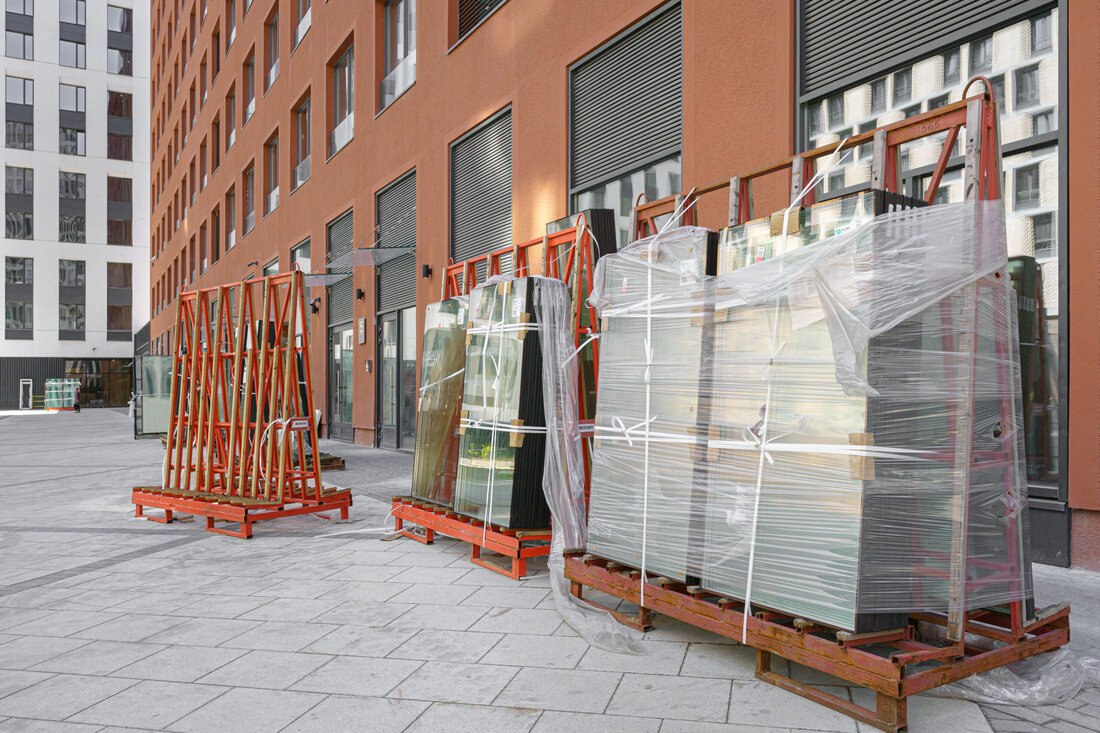 Durch die Stilllegung von Floatglaslinien kommt es zu einer spürbaren Verknappung und steigenden Preisen am Glasmarkt. Wir haben Ursachen und Auswirkungen hinterfragt.