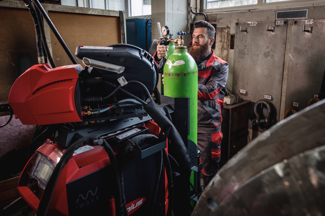 Das Lichtbogenschweißen braucht stets die optimale Dosierung des Schutzgases. Ein intelligenter Gasregler von Fronius optimiert den Verbrauch bei gleichbleibend hoher Schweißqualität und hilft, bis zu 40 Prozent Gas einzusparen.