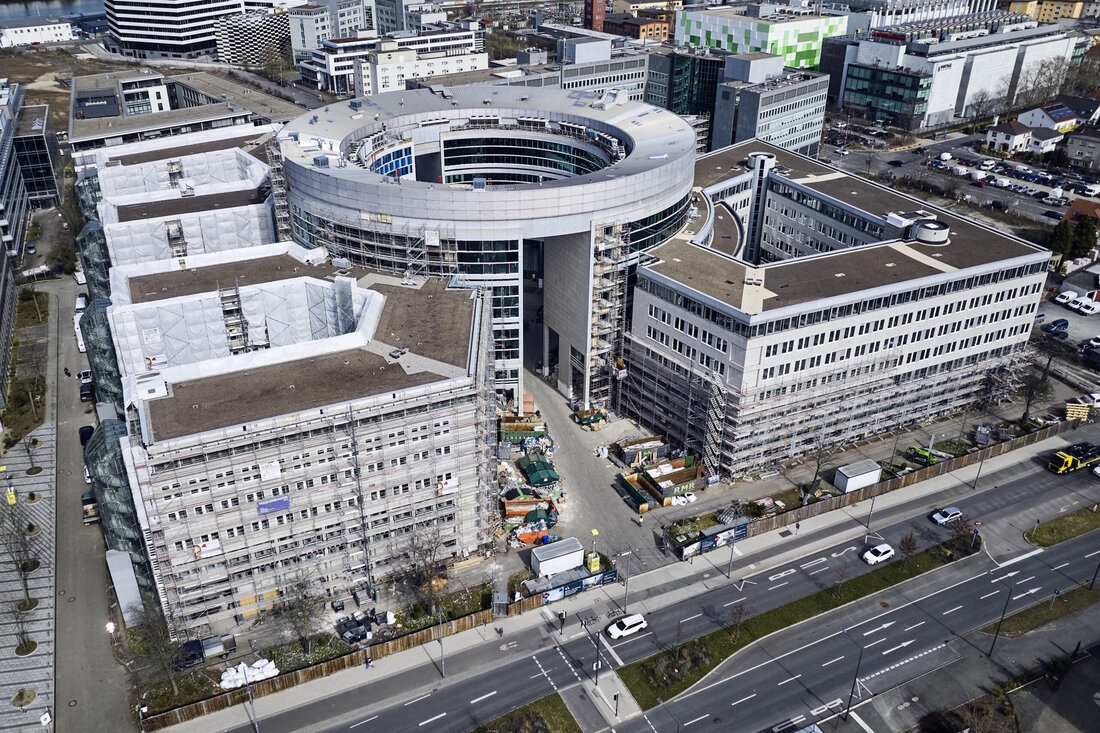 Bei der Revitalisierung eines großen Bürokomplexes haben Wicona und der Fassadenbauer Heidenbauer Aluminium ein Sanierungsfenster entwickelt. Bei diesem Projekt führt Wicona die End-of-Life-Materialien in den Kreislauf zurück. Ein beeindruckendes Beispiel für echte Kreislaufwirtschaft.