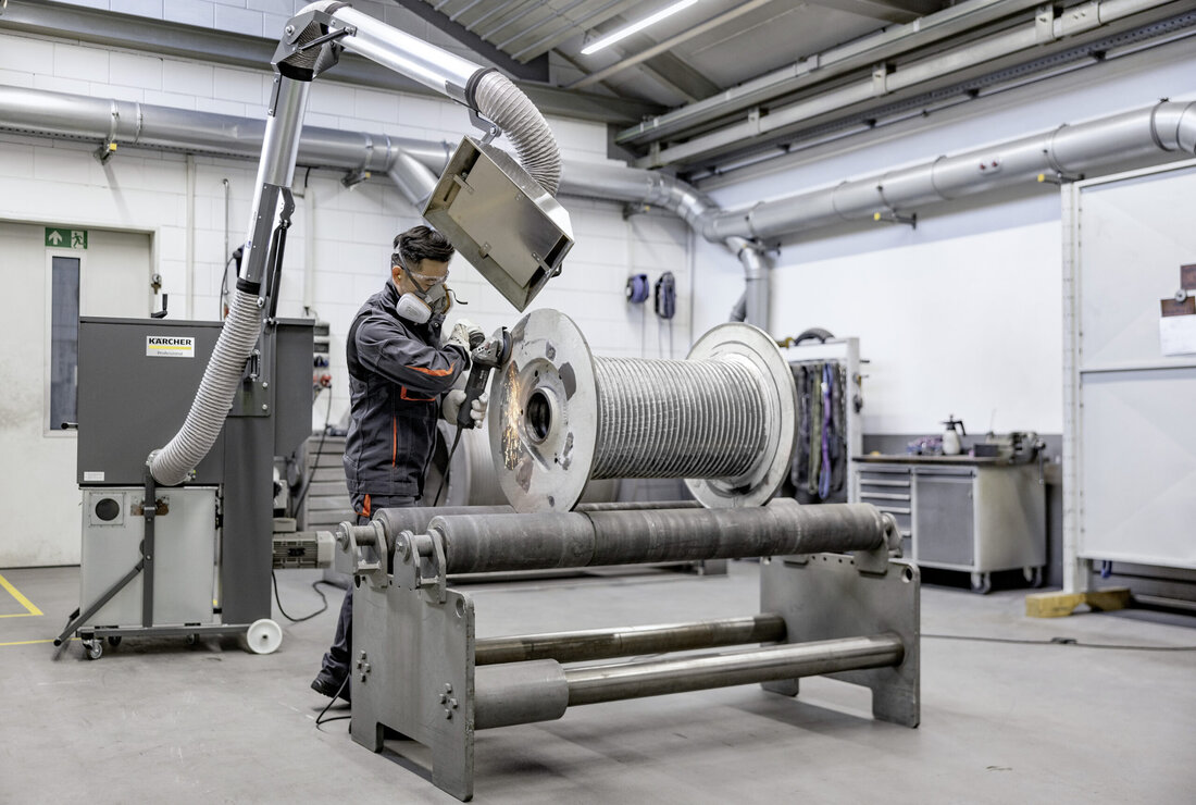 In der Metallverarbeitung müssen feine Staubpartikel immer wieder aus dem Fertigungsprozess entfernt werden, um Qualität, Effizienz und Mitarbeitersicherheit zu schaffen. Kärcher bietet dafür eine Lösung, bestehend aus einer mobilen Entstaubungsanlage und einem beweglichen Absaugarm.