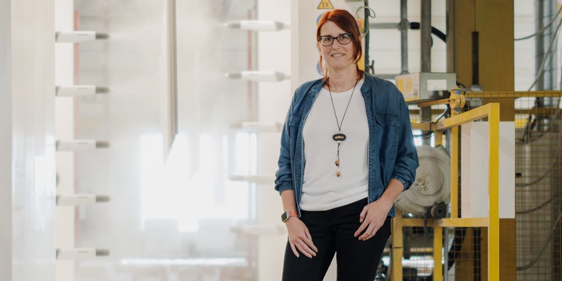 Metalltechnikerin im Porträt: Dass sie mit ihrem Team jeden Tag vor neuen Herausforderungen in der Optimierung von Oberflächen steht, macht die Arbeit für Geschäftsführerin Birgit Wolfmair besonders interessant.