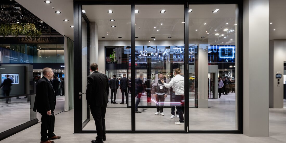 Das Jahr 2025 markiert den Übergang vom Trend zur Verpflichtung in Sachen zirkuläres und nachhaltiges Bauen. Bei der BAU 2025 präsentierten die Aluminium-Profil-Systemanbieter AluKönigStahl (System Schüco) und Hueck (System Hueck / Wicona) im Rahmen eines Messerundgangs mit dem Aluminium-Fenster-Institut (AFI) ihre neuesten Studien und Entwicklungen.