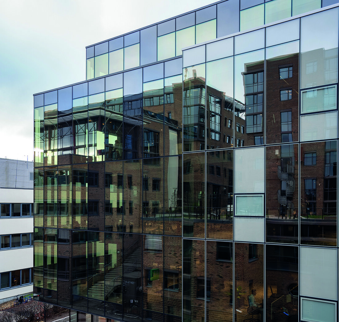 Mit elektrochromem Glas auf Sonnenlicht reagieren – vollautomatisch und wartungsfrei: "Infraselect Dynamic" ist eine intelligente Verglasungstechnologie für Gebäudehüllen. 