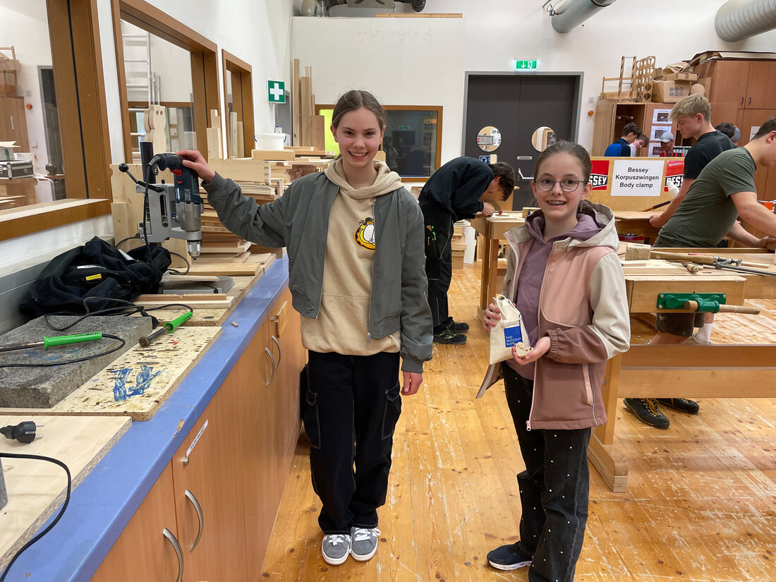 Mädchen aus ganz Österreich einen Einblick in technische Berufe zu geben und über den Werkstoff Holz zu informieren, das stand auch heuer wieder im Mittelpunkt des „Girls‘ Day“ am Holztechnikum Kuchl am 3. und 24. April 2025.