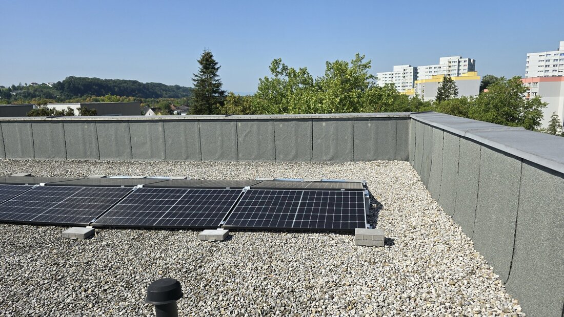 Das Institut für Flachdachbau und Bauwerksabdichtung hat eine Konzeptstudie erarbeitet, um Planung, Ausführung und Instandhaltung von Photovoltaikanlagen auf Flachdächern im Hinblick auf den Schutz der Dachabdichtung zu regeln.