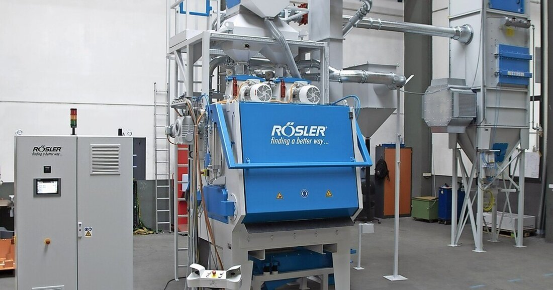 Muldenband-Chargenstrahlanlage für die Beschichtungsvorbehandlung.