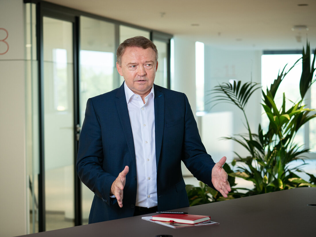 Johann Marchner ist seit fünf Jahren Geschäftsführer von Wienerberger Österreich. Ein guter Anlass, mit ihm über die Entwicklungen der letzten Jahre, die anhaltende Krise am Bau und die Zukunft des Dachhandwerks zu sprechen.