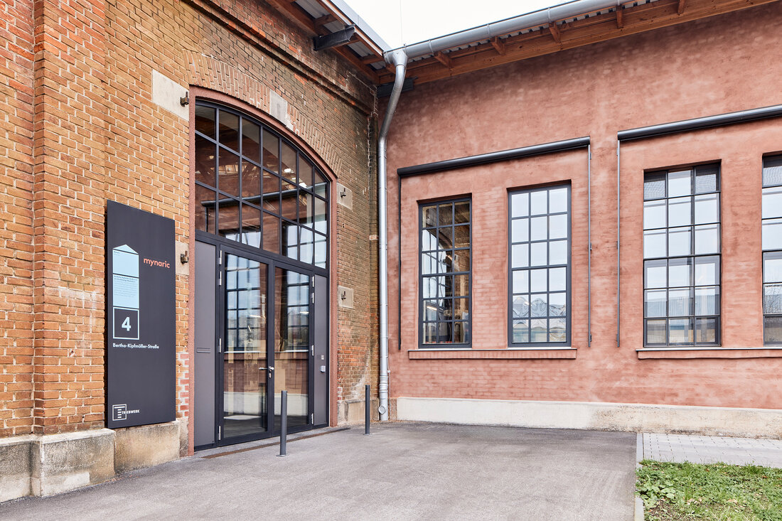 Für die denkmalgerechte Sanierung einer Werkhalle wurde das Stahl-Profilsystem Janisol Arte 2.0 von Jansen eingesetzt. Damit konnte der historische Charakter der Verglasungen gewahrt werden.