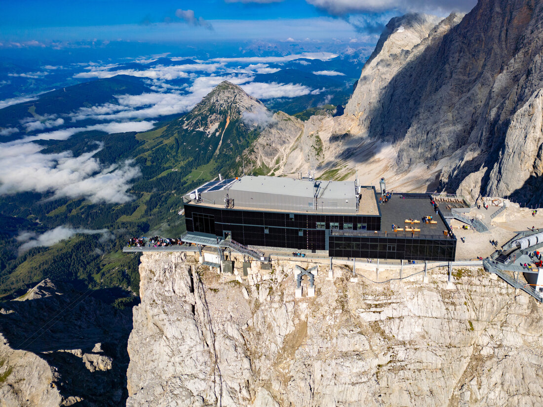 Kürzlich wurden zwei spektakuläre Bauvorhaben in den Alpen umgesetzt: Die Dachstein Bergstation wurde saniert und im Großarltal eine neue Kabinenbahn samt Restaurant errichtet. 