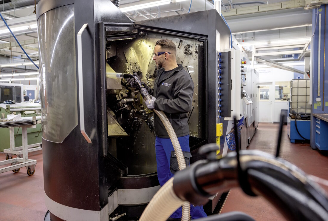 Mit vier Einstiegsgeräten bringt Kärcher in der Robustklasse seiner Industriesauger neue Lösungen für Anwender in Maschinenbau und Metallverarbeitung auf den Markt.