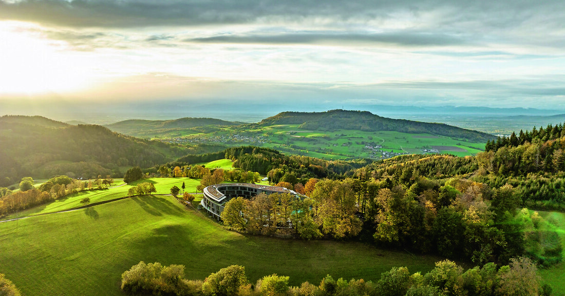 Das Gesundheitsresort Luisenhöhe in Horben, nahe Freiburg. Ein perfekter Rückzugsort mit Badezimmerlösungen von hansgrohe