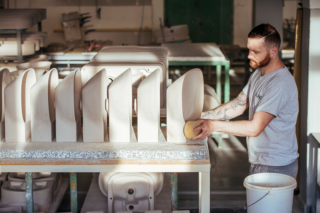 Laufen Austria betreibt in Gmunden die erste emissionsfreie Fertigung von Sanitärkeramik. Sie erhielt heuer eine anerkannte Zertifizierung. 