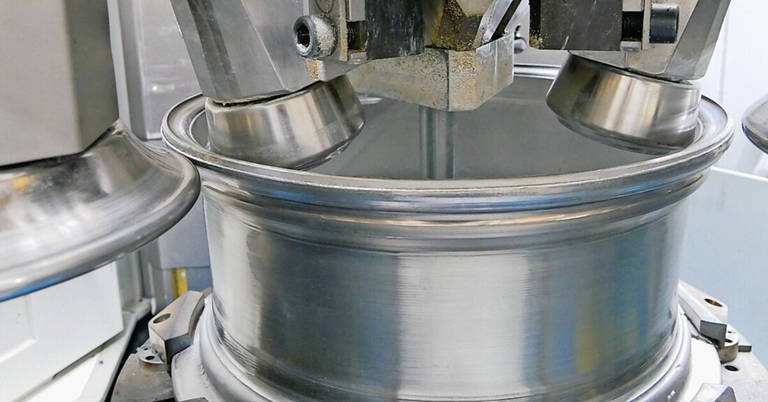 Die Leifeld Metal Spinning GmbH hat eine neue Maschine zur Felgenherstellung im Drückwalzverfahren entwickelt.