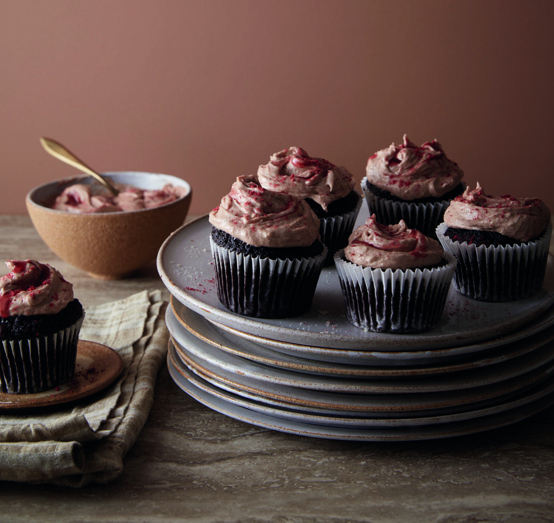 Die Pantone Farbe des Jahres 2025 ist Mocha Mousse, und sie schmeckt eindeutig besser als ihre Bezeichnung Pantone 17-1230 auf dem Farbfächer.