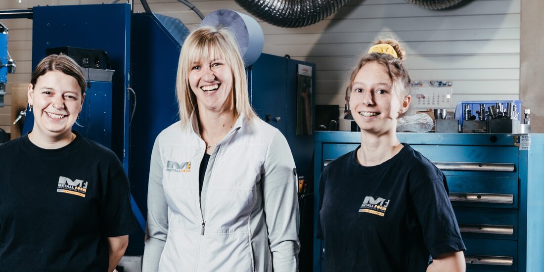 Metalltechnikerin im Porträt: Vanessa Riml ist in die Firma ihres Vaters hineingewachsen. Heute ist sie als Geschäftsführerin von Metallform für die Metalldrückerei und Metalltechnik zuständig.