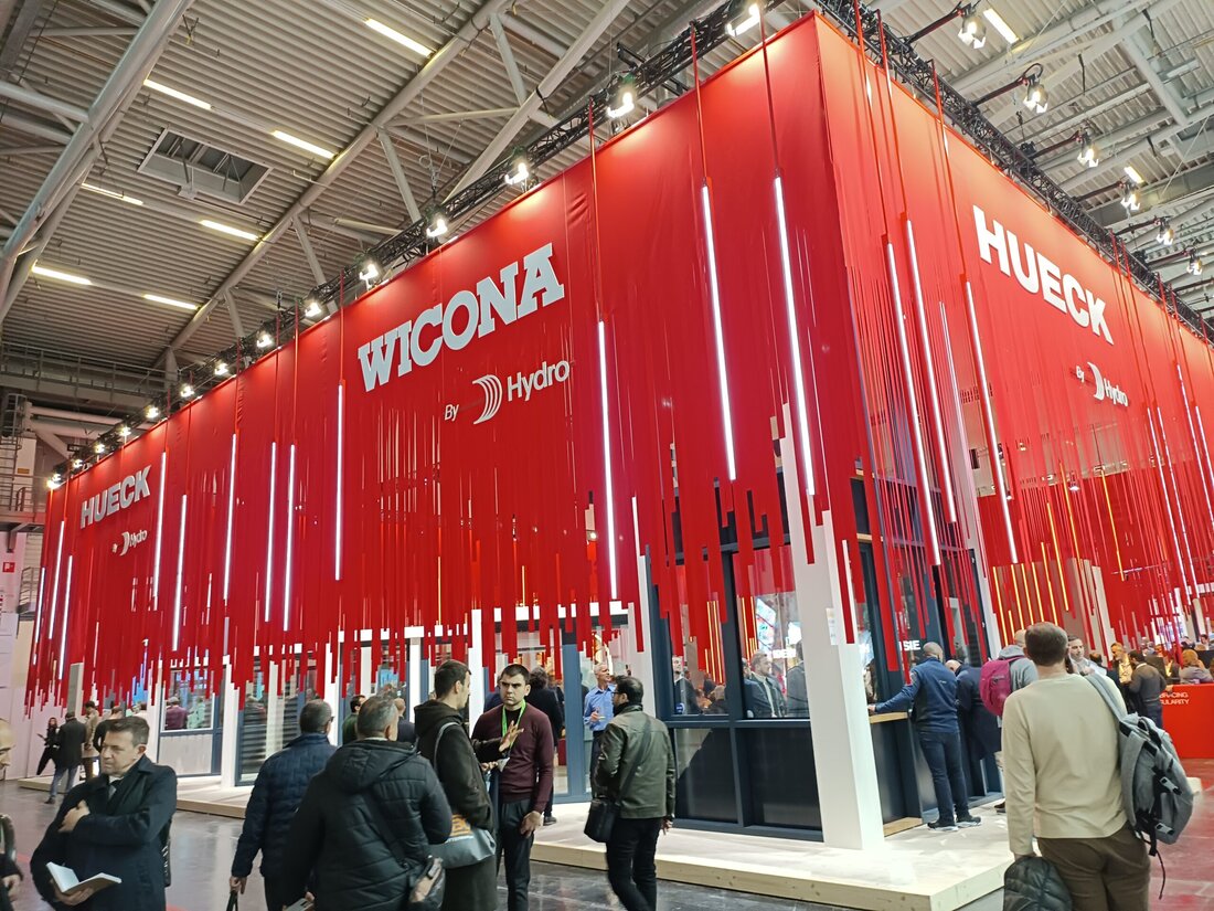 Hydro Building Systems präsentierte bei der BAU 2025 in München erstmals gemeinsam die Marken Wicona und Hueck. Im Fokus standen Konzepte für die Dekarbonisierung, zirkuläres Bauen sowie eine neue Generation von Fenstern, Türen und Fassaden.