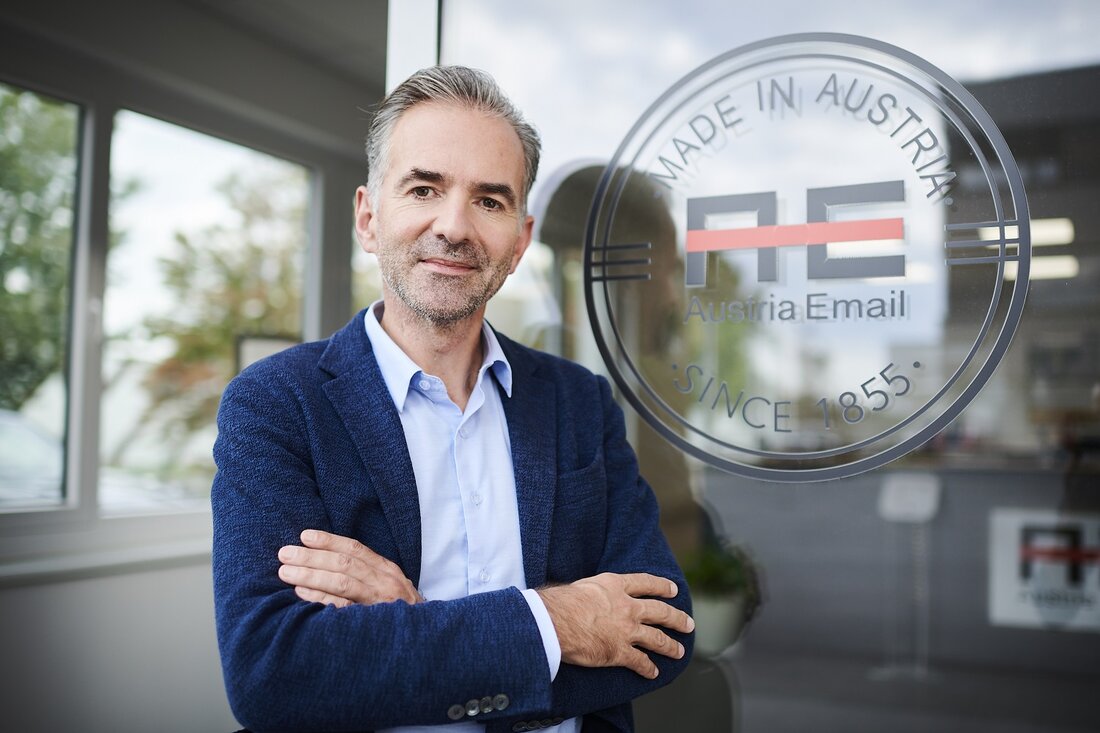 Martin Hagleitner, CEO des heimischen Traditionsunternehmens Austria Email, findet im Gespräch mit der Gebäude Installation „Klare Worte".