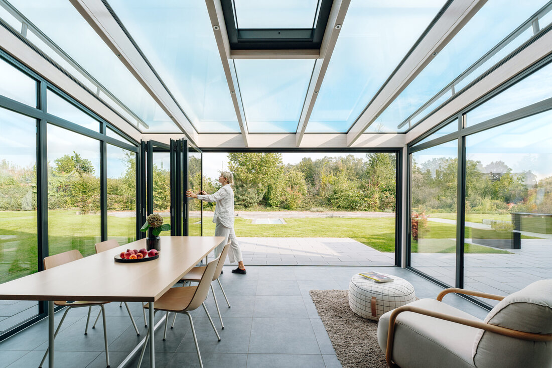 In einem energieautarken Wohnhaus reduziert ein Wintergarten als passiver Solarspeicher effektiv die Heizkosten. Und über wärmegedämmte Glas-Faltwände lässt sich das Raumklima jahreszeitabhängig steuern.