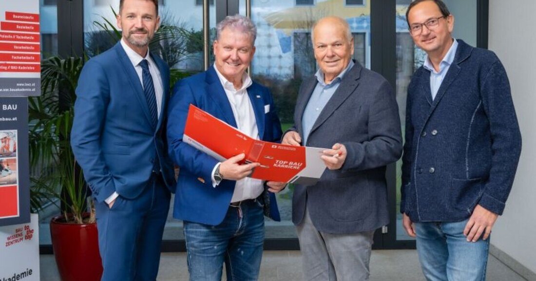 Herbert Pichler übergibt seinen Titel als Obmann des Ausbildungsvereins der Bauakademie BWZ OÖ an Norbert Hartl.