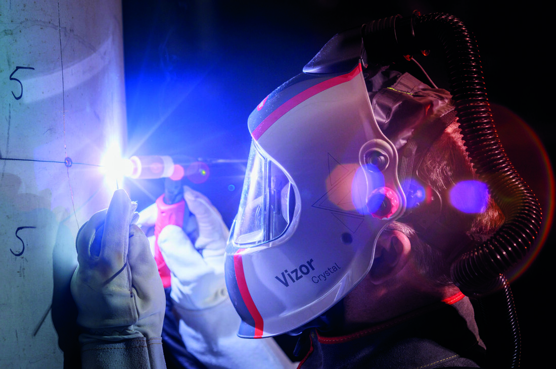 Ein typischer Tag in der Werkstatt: Funken fliegen, Metall glüht, der Lichtbogen brennt gleißend. Plötzlich ein kurzes Stechen in den Augen. Wenige Sekunden der Unachtsamkeit und schon ist es passiert – das grell leuchtenden Plasma hat die Augen „verblitzt“.