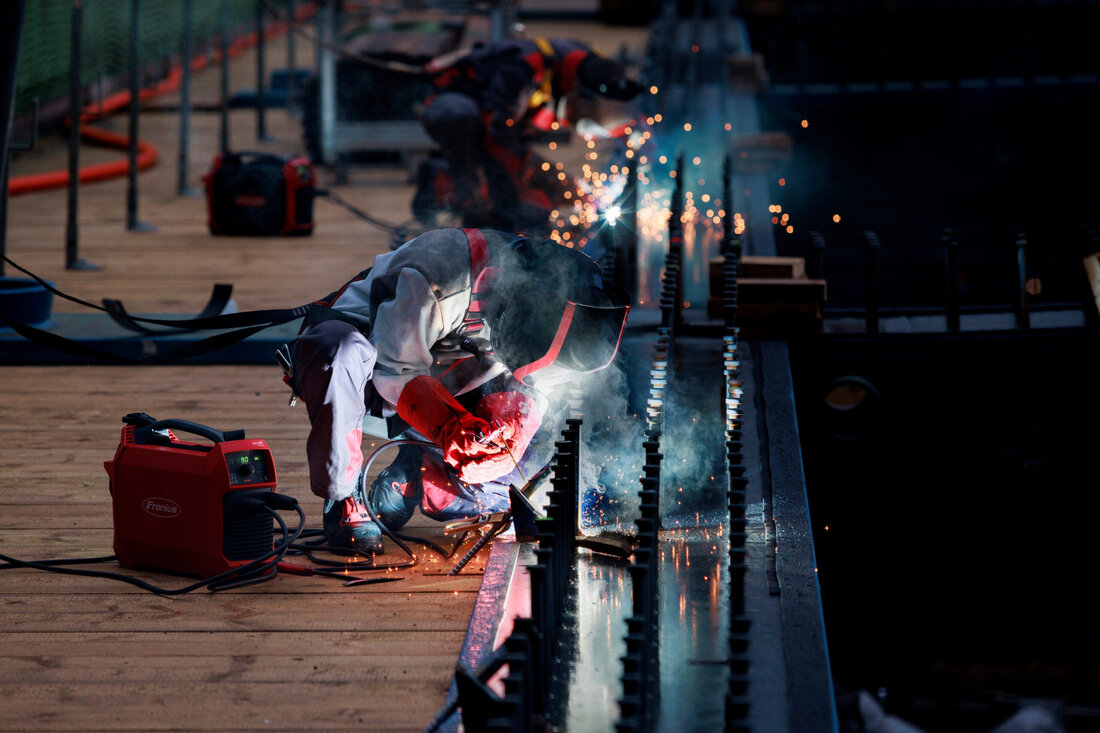 Sichtbare Risiken wie Lichtbogenstrahlung, heiße Metallspritzer oder Schweißrauch lassen sich mit Schutzausrüstung sehr gut beherrschen. Was Schweißer*innen häufig unterschätzen ist die unsichtbare Gefahr: der elektrische Strom.