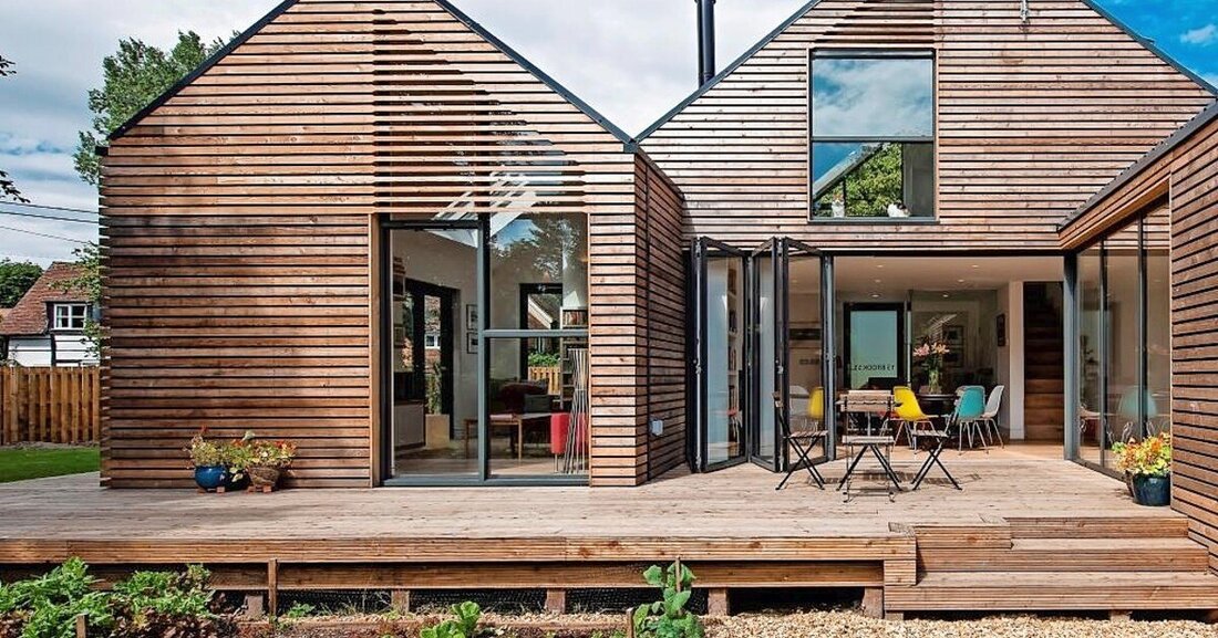 Holz, Stahl, Kunststoff oder doch Aluminium? Wer ein Eigenheim baut, muss sich irgendwann mit dem Thema Fenster und Türen befassen.