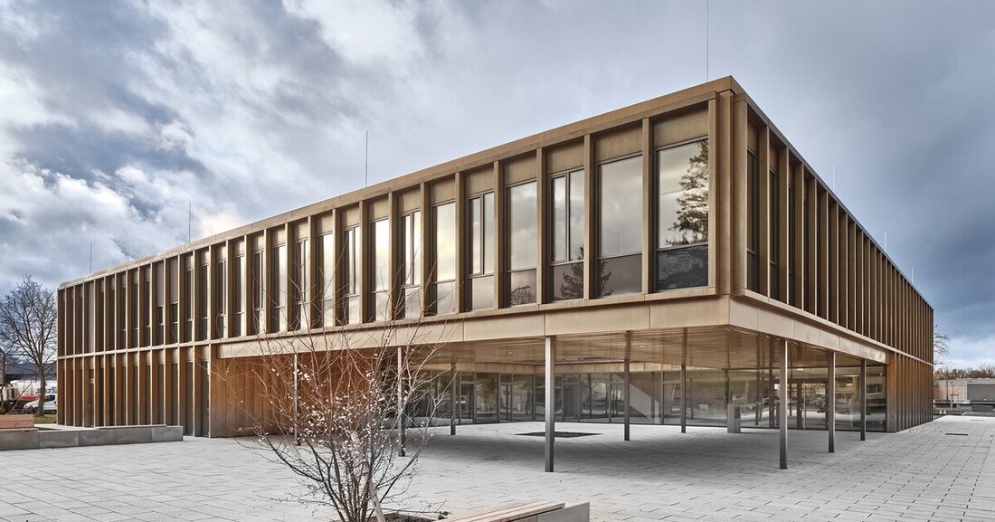 Das neue Rathaus im deutschen Hainburg besticht durch schlichte Geometrie und seine strukturierte Gebäudehülle.