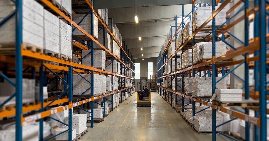 Mit 4.000 Quadratmeter Lagerfläche hat sich die Kapazität des Zentrallagers der Filli Stahl Dachprofis beinahe verdoppelt.