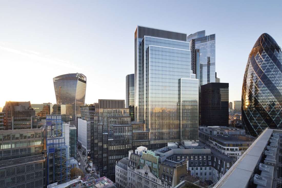 Für die Glasfassade von "40 Leadenhall Street" in London wurde ein "unitised System" mit Rahmenprofilen aus Edelstahl und strukturell silikongeklebter Doppelverglasung vormontiert geliefert.