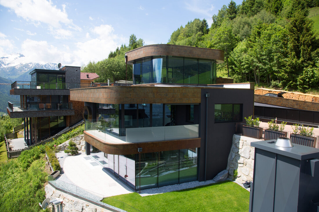 Ein rundum verglastes Wohnhaus in Salzburg beeindruckte die Jury des Austrian Glastechnik Awards 2024 so, dass es zum Siegerprojekt in der Kategorie Außenraum gewählt wurde.