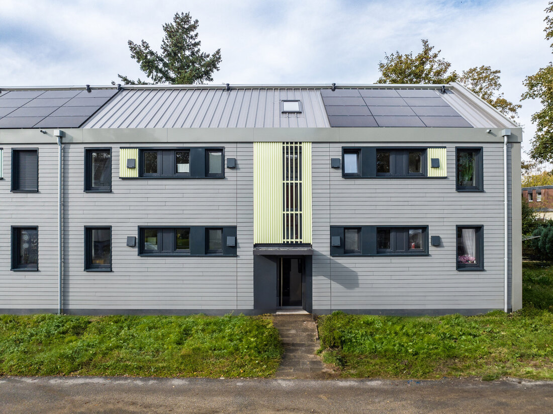 Die serielle Sanierung punktet mit vorgefertigten Gebäudehüllen und standardisierten Prozessen. In Mönchengladbach wurden in einem Wohnquartier fünf serielle Sanierungsansätze getestet.