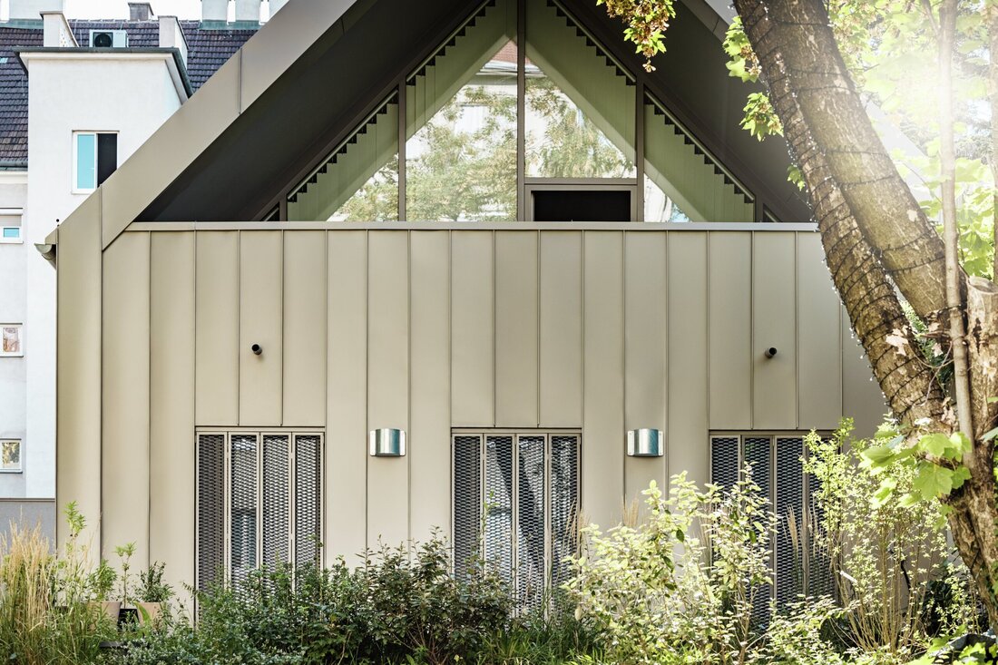 Das Studio Comploj vereint altes Handwerk und moderne Architektur. Mit einer Fassade aus Aluminium wurde die Glasbläserei zu einem architektonischen Highlight in Wien.
